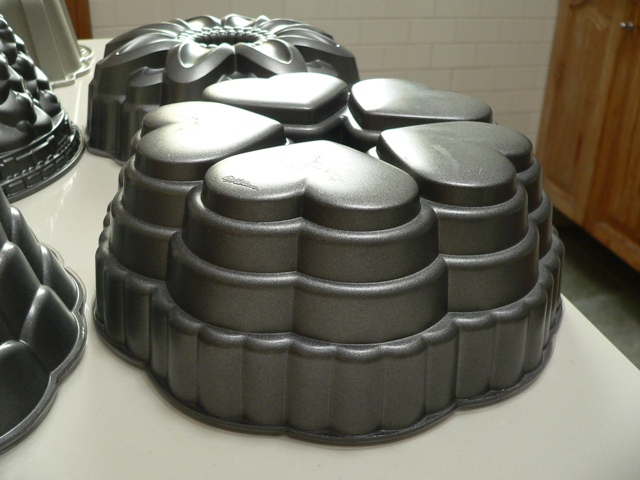 Wilton Dimensions Queen of Hearts Bundt Cake Pan Non Stick Cast Aluminum 10  Cup